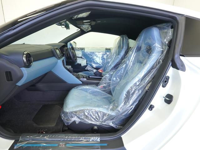 ＧＴ－Ｒ プレミアムエディション　ＭＹ２５　ブルーヘブンインテリア（前席・後席セミアニリン本革シート）＋ナッパレザーインストパネル　ワンオーナー　禁煙車　新車ビニール（センターコンソール以外）　ＦＵＪＩＴＳＵＢＯ製チタン合金製マフラー（16枚目）