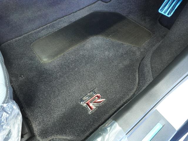ＧＴ－Ｒ プレミアムエディション　ＭＹ２５　ブルーヘブンインテリア（前席・後席セミアニリン本革シート）＋ナッパレザーインストパネル　ワンオーナー　禁煙車　新車ビニール（センターコンソール以外）　ＦＵＪＩＴＳＵＢＯ製チタン合金製マフラー（23枚目）
