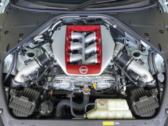 ＧＴ－Ｒ プレミアムエディション　ＭＹ２５　ブルーヘブンインテリア（前席・後席セミアニリン本革シート）＋ナッパレザーインストパネル　ワンオーナー　禁煙車　新車ビニール（センターコンソール以外）　ＦＵＪＩＴＳＵＢＯ製チタン合金製マフラー（26枚目）