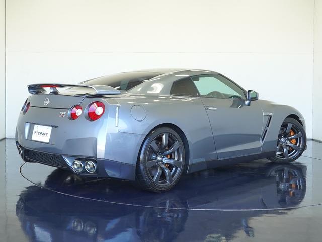 GT-R ブラックエディション MY10 NISMOスポーツリセッティング フロント:ブレンボ製モノブロック対向6ポッドキャリパー リヤ:ブレンボ製モノブロック対向4ポッドキャリパー レイズ製アルミ鍛造ホイール リヤスポイラー(2枚目)