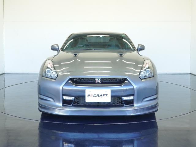 GT-R ブラックエディション MY10 NISMOスポーツリセッティング フロント:ブレンボ製モノブロック対向6ポッドキャリパー リヤ:ブレンボ製モノブロック対向4ポッドキャリパー レイズ製アルミ鍛造ホイール リヤスポイラー(3枚目)