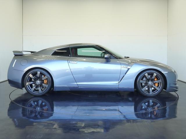 GT-R ブラックエディション MY10 NISMOスポーツリセッティング フロント:ブレンボ製モノブロック対向6ポッドキャリパー リヤ:ブレンボ製モノブロック対向4ポッドキャリパー レイズ製アルミ鍛造ホイール リヤスポイラー(5枚目)