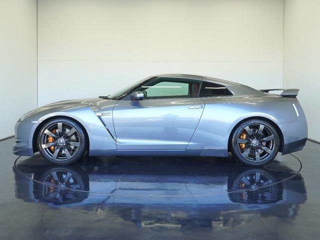 GT-R ブラックエディション MY10 NISMOスポーツリセッティング フロント:ブレンボ製モノブロック対向6ポッドキャリパー リヤ:ブレンボ製モノブロック対向4ポッドキャリパー レイズ製アルミ鍛造ホイール リヤスポイラー(6枚目)