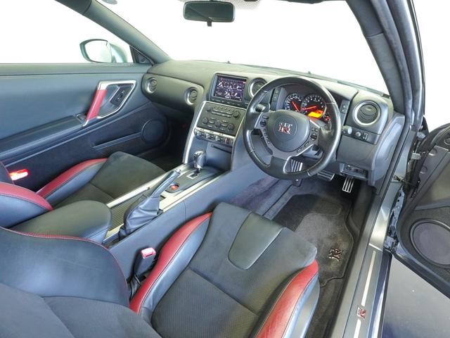 GT-R ブラックエディション MY10 NISMOスポーツリセッティング フロント:ブレンボ製モノブロック対向6ポッドキャリパー リヤ:ブレンボ製モノブロック対向4ポッドキャリパー レイズ製アルミ鍛造ホイール リヤスポイラー(7枚目)
