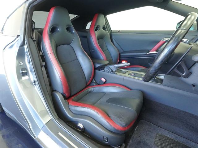 GT-R ブラックエディション MY10 NISMOスポーツリセッティング フロント:ブレンボ製モノブロック対向6ポッドキャリパー リヤ:ブレンボ製モノブロック対向4ポッドキャリパー レイズ製アルミ鍛造ホイール リヤスポイラー(8枚目)
