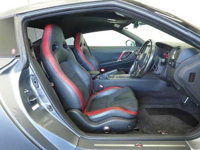 GT-R ブラックエディション MY10 NISMOスポーツリセッティング フロント:ブレンボ製モノブロック対向6ポッドキャリパー リヤ:ブレンボ製モノブロック対向4ポッドキャリパー レイズ製アルミ鍛造ホイール リヤスポイラー(9枚目)