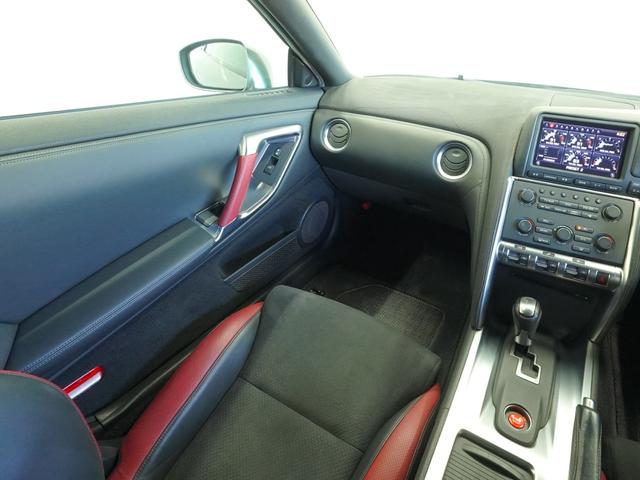 GT-R ブラックエディション MY10 NISMOスポーツリセッティング フロント:ブレンボ製モノブロック対向6ポッドキャリパー リヤ:ブレンボ製モノブロック対向4ポッドキャリパー レイズ製アルミ鍛造ホイール リヤスポイラー(14枚目)