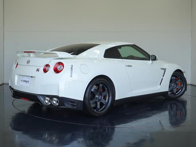 GT-R ブラックエディション MY15 NISMOスポーツリセッティング 純正オプションレイズ製アルミ鍛造ホイール(オパールブラッククロームカラーコート) GT-R専用フロアカーペット(プレミアムスポーツ) BOSE サッチャム(2枚目)