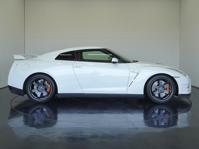 GT-R ブラックエディション MY15 NISMOスポーツリセッティング 純正オプションレイズ製アルミ鍛造ホイール(オパールブラッククロームカラーコート) GT-R専用フロアカーペット(プレミアムスポーツ) BOSE サッチャム(5枚目)