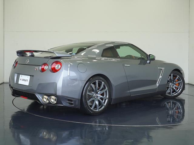 GT-R プレミアムエディション MY14 ワンオーナー 禁煙車 ファッショナブルインテリア(アンバーレッド) GT-R専用フロアカーペット(プレミアムスポーツ) LEDハイパーデイライトキャンセルスイッチ セルスター製レーダー探知機(2枚目)