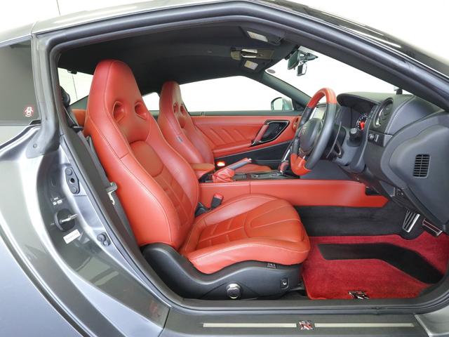 GT-R プレミアムエディション MY14 ワンオーナー 禁煙車 ファッショナブルインテリア(アンバーレッド) GT-R専用フロアカーペット(プレミアムスポーツ) LEDハイパーデイライトキャンセルスイッチ セルスター製レーダー探知機(9枚目)