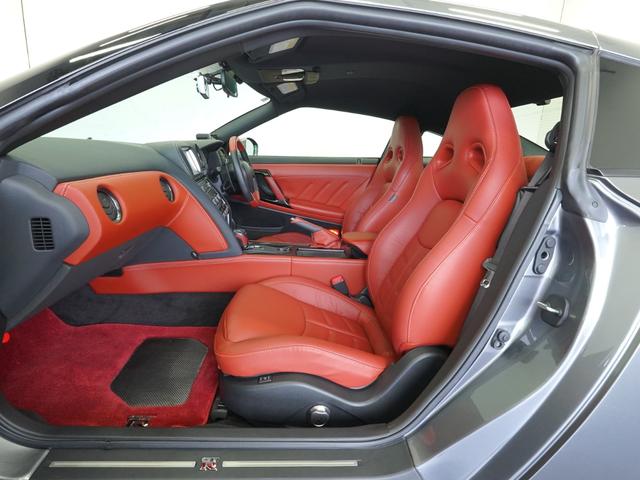 GT-R プレミアムエディション MY14 ワンオーナー 禁煙車 ファッショナブルインテリア(アンバーレッド) GT-R専用フロアカーペット(プレミアムスポーツ) LEDハイパーデイライトキャンセルスイッチ セルスター製レーダー探知機(13枚目)
