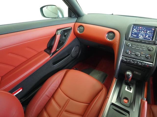 GT-R プレミアムエディション MY14 ワンオーナー 禁煙車 ファッショナブルインテリア(アンバーレッド) GT-R専用フロアカーペット(プレミアムスポーツ) LEDハイパーデイライトキャンセルスイッチ セルスター製レーダー探知機(15枚目)