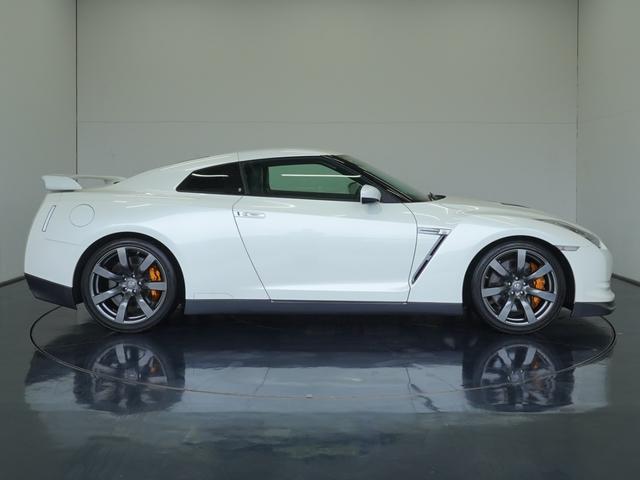 GT-R ベースグレード MY09 ワンオーナー 禁煙車 BOSEサウンドシステム バックビューモニター GT-R専用フロアカーペット リヤ3面プライバシーフィルム ブレンボ製モノブロック対向キャリパー レイズ製鍛造ホイール(5枚目)