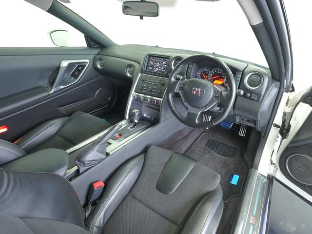 GT-R ベースグレード MY09 ワンオーナー 禁煙車 BOSEサウンドシステム バックビューモニター GT-R専用フロアカーペット リヤ3面プライバシーフィルム ブレンボ製モノブロック対向キャリパー レイズ製鍛造ホイール(7枚目)