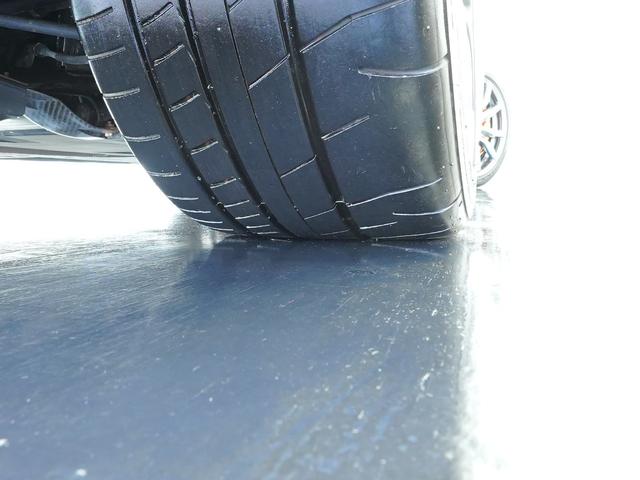 GT-R プレミアムエディション MY15 NISMOスポーツリセッティング ファッショナブルインテリア(アンバーレッド) GT-R専用フロアカーペット(プレミアムスポーツ) 日産純正ドライブレコーダー セルスター製レーダー探知機(27枚目)