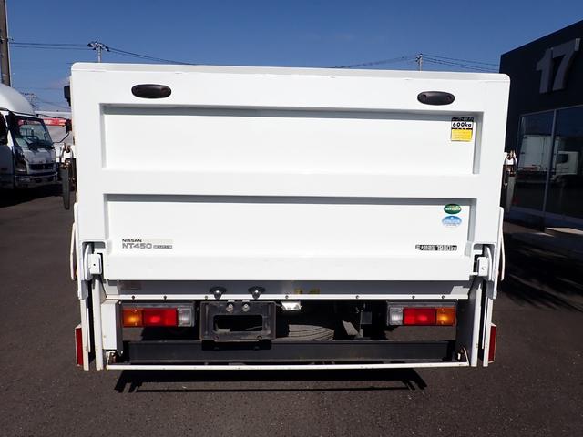アトラストラック 　２４－１１４　２ｔ　平ボディ　標準ロング　前低床　ＥＴＣ　バックカメラ　車両総重量５ｔ　補助アオリ　ラック　東海特装製　垂直ＰＧ　パワーゲート　デュオニック　オートマチック車　ＡＴ　スタッドレスタイヤ（6枚目）