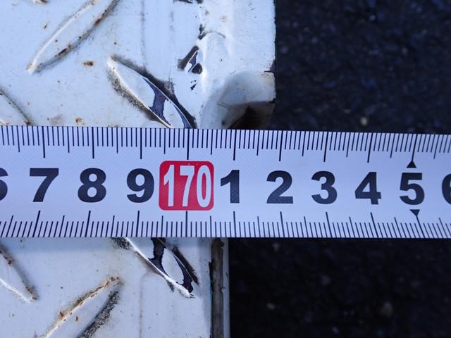 アトラストラック 　２４－１１４　２ｔ　平ボディ　標準ロング　前低床　ＥＴＣ　バックカメラ　車両総重量５ｔ　補助アオリ　ラック　東海特装製　垂直ＰＧ　パワーゲート　デュオニック　オートマチック車　ＡＴ　スタッドレスタイヤ（13枚目）