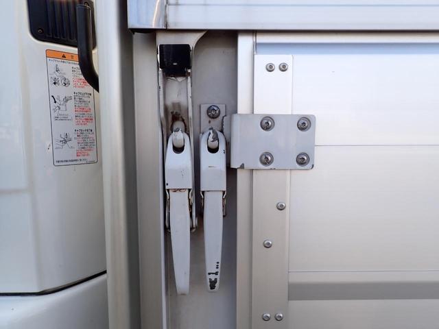 ファイター 　２４－１４２　４ｔ　ワイド　アルミウィング　パブコ　ラッシングレール２段　引出フック５対　ＥＴＣ　バックカメラ　ベッド付　フルキャブ　抹消積載２９５０ｋｇ　スタッドレスタイヤ　２２０馬力（14枚目）