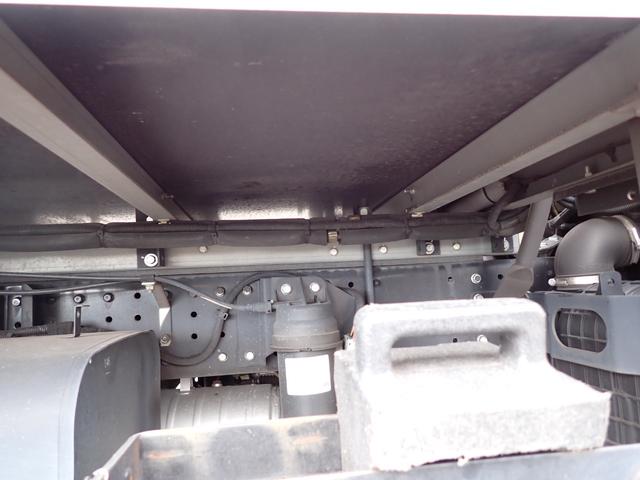 キャンター 　☆２５－２７　３ｔ　ワイドロング　低温冷凍車　ＡＴ　－３０度設定　東プレ製　ＸＶ２４Ｌ　リヤ３枚扉　バックカメラ　仕切扉　２エバ　サイドドア　床アルミ縞鋼板　ラッシングレール　抹消前積載２９５０ｋｇ（10枚目）