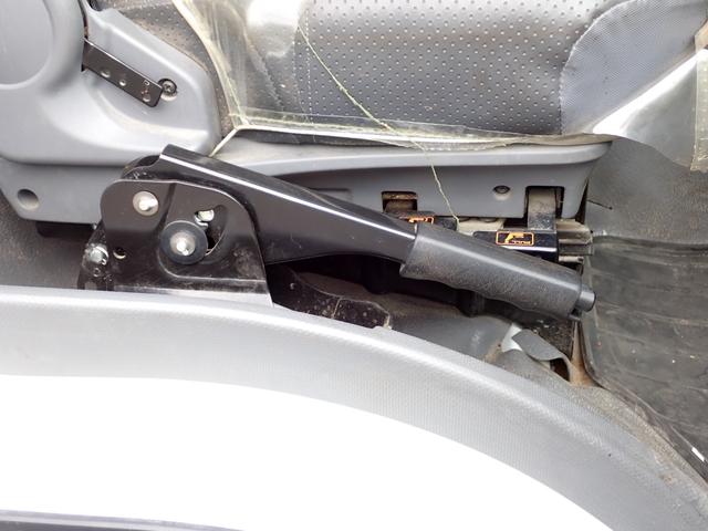 フォワード 　２５－２５　４ｔ　ダンプ　極東製　ベッドなし　３ペダル　ＤＤ０４　アオリ一方開　手動コボレーン　ＥＴＣ　スタッドレスタイヤ　アドブルー　抹消積載３５５０ｋｇ　ボディ内寸長３４０幅２０５ｃｍ（10枚目）