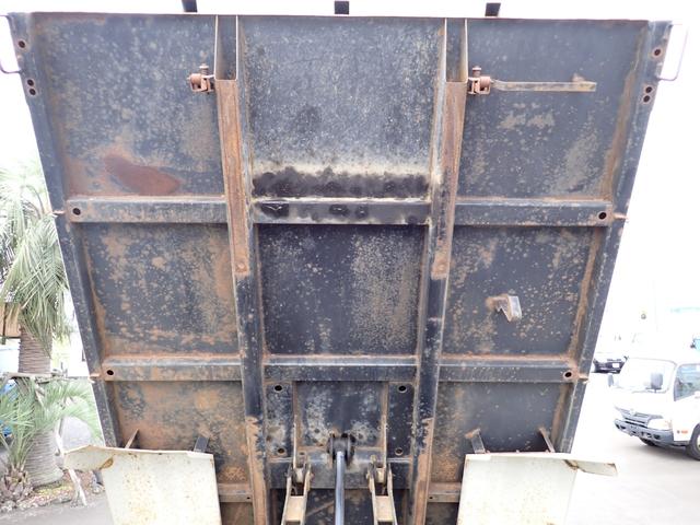 フォワード 　２５－２５　４ｔ　ダンプ　極東製　ベッドなし　３ペダル　ＤＤ０４　アオリ一方開　手動コボレーン　ＥＴＣ　スタッドレスタイヤ　アドブルー　抹消積載３５５０ｋｇ　ボディ内寸長３４０幅２０５ｃｍ（14枚目）