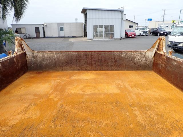 フォワード 　２５－２５　４ｔ　ダンプ　極東製　ベッドなし　３ペダル　ＤＤ０４　アオリ一方開　手動コボレーン　ＥＴＣ　スタッドレスタイヤ　アドブルー　抹消積載３５５０ｋｇ　ボディ内寸長３４０幅２０５ｃｍ（27枚目）