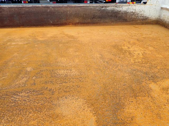 フォワード 　２５－２５　４ｔ　ダンプ　極東製　ベッドなし　３ペダル　ＤＤ０４　アオリ一方開　手動コボレーン　ＥＴＣ　スタッドレスタイヤ　アドブルー　抹消積載３５５０ｋｇ　ボディ内寸長３４０幅２０５ｃｍ（28枚目）