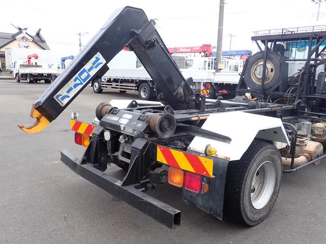 ファイター 25-22 4t アームロール 新明和製 CCA44 コンテナ専用車 2本ホイスト キャブバックステップ ベッド付 220馬力 箱なし 3ペダル ETC 抹消積載3650kg フックロール(22枚目)