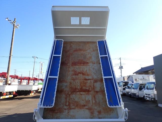 フォワード 25-23 4t ダンプ 極東製 ベッドなし 3ペダル ETC アオリ一方開 手動コボレーン 190PS スタッドレスタイヤ 抹消積載3550kg ボディ内寸長340幅205cm(17枚目)