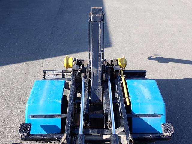 キャンター 　☆２５－７６　２ｔ　アームロール　新明和製　ＣＣＡ２２　コンテナ専用車　２本ホイスト　１３０馬力　箱なし　３ペダル　車両総重量５ｔ未満　５ｔ限定準中型免許　積載量２０００ｋｇ　フックロール（14枚目）