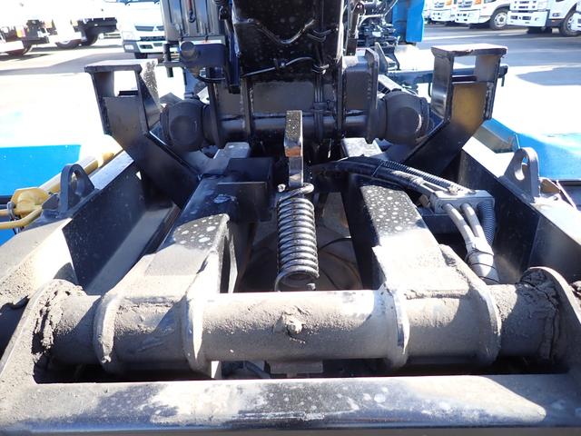 キャンター 　☆２５－７６　２ｔ　アームロール　新明和製　ＣＣＡ２２　コンテナ専用車　２本ホイスト　１３０馬力　箱なし　３ペダル　車両総重量５ｔ未満　５ｔ限定準中型免許　積載量２０００ｋｇ　フックロール（16枚目）