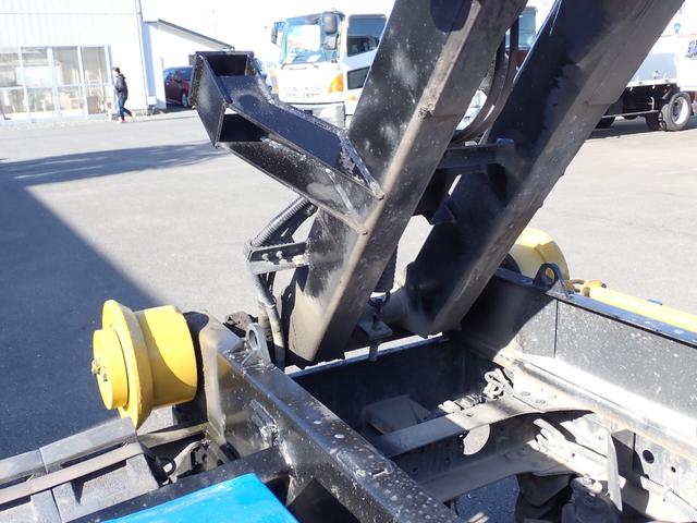 キャンター 　☆２５－７６　２ｔ　アームロール　新明和製　ＣＣＡ２２　コンテナ専用車　２本ホイスト　１３０馬力　箱なし　３ペダル　車両総重量５ｔ未満　５ｔ限定準中型免許　積載量２０００ｋｇ　フックロール（19枚目）