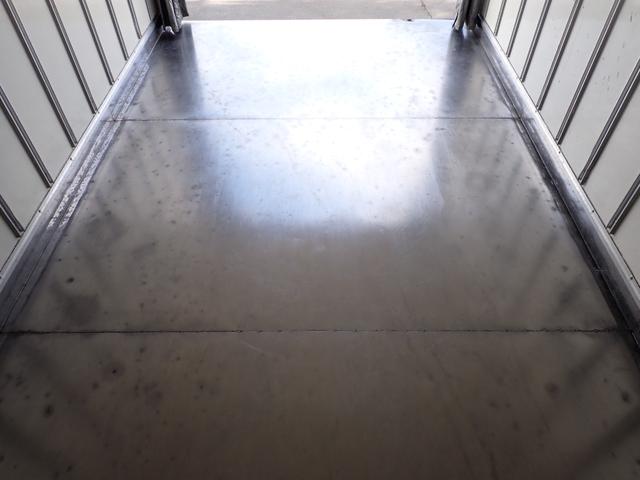 エルフトラック 　☆２４－２３１　３ｔ　ワイドロング　中温冷凍車　ＡＴ　スムーサー　－５度設定　東プレ製　ＸＶ３２ＨＯＣ　床ステンレス張　リヤ３枚扉　温設定　バックカメラ　抹消前積載２９５０ｋｇ　スタッドレスタイヤ（33枚目）