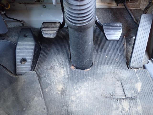 フォワード 　２５－３６　４ｔ　４段クレーンフックイン　ラジコン付　４段ラジコン　ユニック製　ＵＲＵ３４４　ＥＴＣ　３ペダル　縦根太・横根太・一部鉄骨交換　床鉄板張　ロープ通し穴５対　ベッドなし　２１０馬力（46枚目）