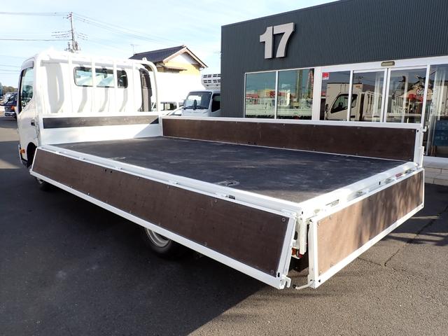 デュトロ 　２５－６６　２ｔ　ワイドロング　平ボディ　全低床　Ｆ６　３ペダル　ＥＴＣ　らくちんスプリング　床フック３対　抹消積載２０００ｋｇ　ボディ内寸長４３５幅２０７ｃｍ　５ｔ限定準中型免許　車輛総重量５ｔ（17枚目）