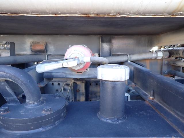 フォワード 　２５－９１　４ｔ　パッカー車　塵芥車　巻込ダンプ式　モリタ　ＫＢ６８１Ｄ　ベッドなし　８．１立米　連続スイッチ　汚水タンク　３ペダル　抹消積載２４００ｋｇ　バックカメラ　２１０馬力　６速　ゴミ収集車（9枚目）