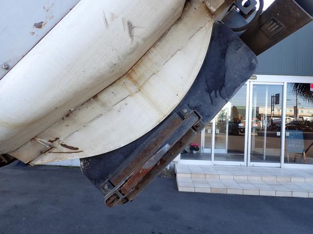 フォワード 　２５－９１　４ｔ　パッカー車　塵芥車　巻込ダンプ式　モリタ　ＫＢ６８１Ｄ　ベッドなし　８．１立米　連続スイッチ　汚水タンク　３ペダル　抹消積載２４００ｋｇ　バックカメラ　２１０馬力　６速　ゴミ収集車（25枚目）