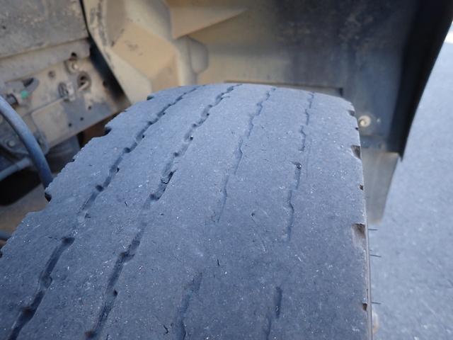 フォワード 　２５－９１　４ｔ　パッカー車　塵芥車　巻込ダンプ式　モリタ　ＫＢ６８１Ｄ　ベッドなし　８．１立米　連続スイッチ　汚水タンク　３ペダル　抹消積載２４００ｋｇ　バックカメラ　２１０馬力　６速　ゴミ収集車（58枚目）