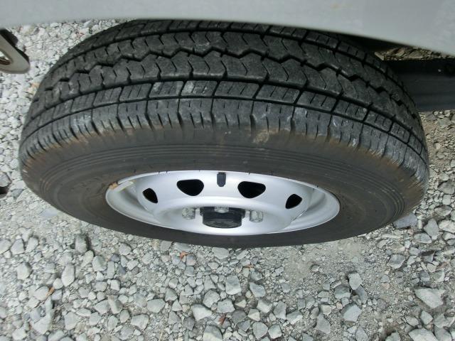 エブリイ ＰＡリミテッド　盗難防止　衝撃安全ボディー　フロントパワーウインドウ　キーレスキー　助手席エアバック　エアバック　パワステ　ＡＣ　４ＷＤ車　横滑り防止　ＡＢＳ　オートライト（11枚目）