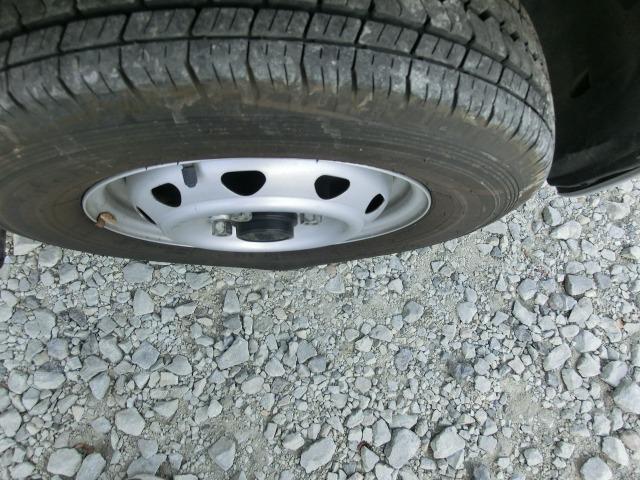 エブリイ ＰＡリミテッド　盗難防止　衝撃安全ボディー　フロントパワーウインドウ　キーレスキー　助手席エアバック　エアバック　パワステ　ＡＣ　４ＷＤ車　横滑り防止　ＡＢＳ　オートライト（12枚目）