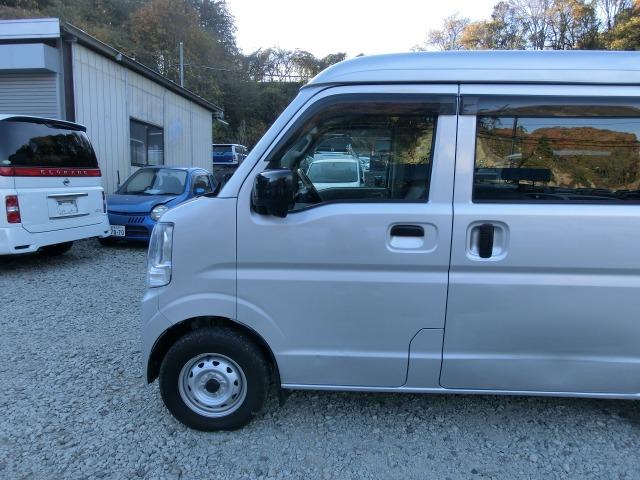 エブリイ ＰＡリミテッド　盗難防止　衝撃安全ボディー　フロントパワーウインドウ　キーレスキー　助手席エアバック　エアバック　パワステ　ＡＣ　４ＷＤ車　横滑り防止　ＡＢＳ　オートライト（16枚目）