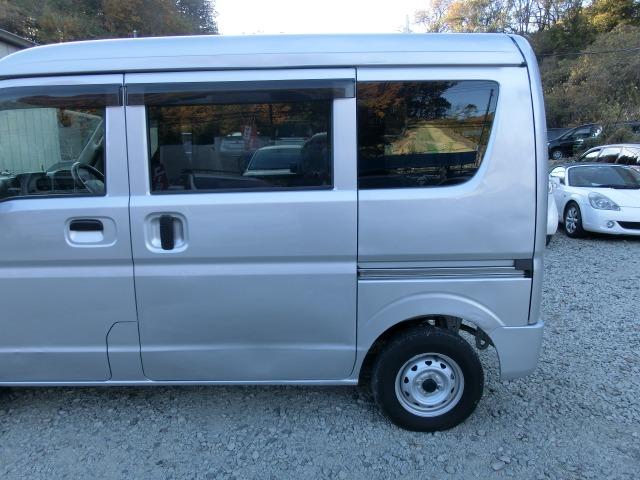 エブリイ ＰＡリミテッド　盗難防止　衝撃安全ボディー　フロントパワーウインドウ　キーレスキー　助手席エアバック　エアバック　パワステ　ＡＣ　４ＷＤ車　横滑り防止　ＡＢＳ　オートライト（17枚目）