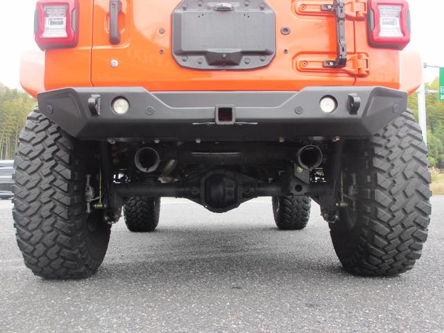 ジープ・ラングラーアンリミテッド サハラ ローンチエディション ロッククローラーRRDリフトUP/METHOD17AW/NITTO40インチタイヤ/Flowmasterマフラー/純正ソナー対応ポイズン前後バンパー/ロックレール/オバフェン/ドラレコ/黒革/ラテラル(14枚目)
