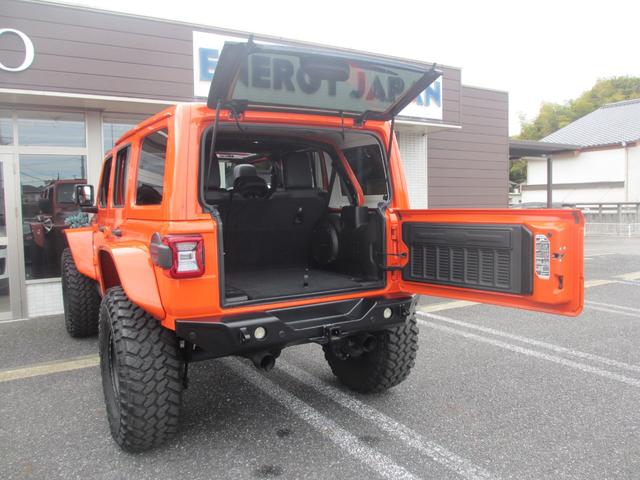 ジープ・ラングラーアンリミテッド サハラ ローンチエディション ロッククローラーRRDリフトUP/METHOD17AW/NITTO40インチタイヤ/Flowmasterマフラー/純正ソナー対応ポイズン前後バンパー/ロックレール/オバフェン/ドラレコ/黒革/ラテラル(19枚目)