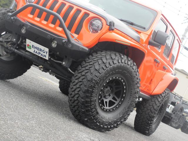 ジープ・ラングラーアンリミテッド サハラ ローンチエディション ロッククローラーRRDリフトUP/METHOD17AW/NITTO40インチタイヤ/Flowmasterマフラー/純正ソナー対応ポイズン前後バンパー/ロックレール/オバフェン/ドラレコ/黒革/ラテラル(28枚目)