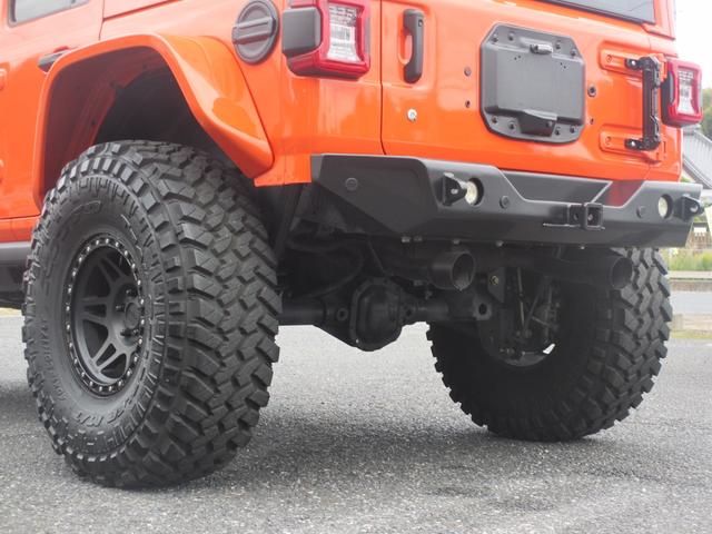 ジープ・ラングラーアンリミテッド サハラ ローンチエディション ロッククローラーRRDリフトUP/METHOD17AW/NITTO40インチタイヤ/Flowmasterマフラー/純正ソナー対応ポイズン前後バンパー/ロックレール/オバフェン/ドラレコ/黒革/ラテラル(37枚目)