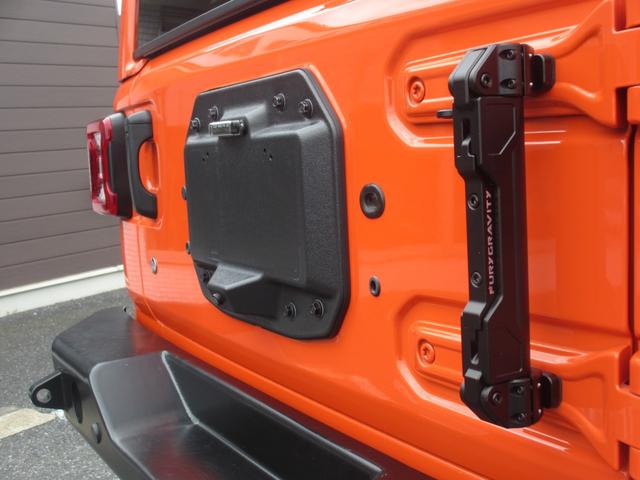 ジープ・ラングラーアンリミテッド サハラ ローンチエディション ロッククローラーRRDリフトUP/METHOD17AW/NITTO40インチタイヤ/Flowmasterマフラー/純正ソナー対応ポイズン前後バンパー/ロックレール/オバフェン/ドラレコ/黒革/ラテラル(42枚目)
