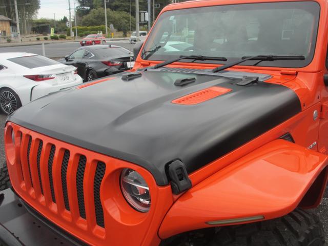 ジープ・ラングラーアンリミテッド サハラ ローンチエディション ロッククローラーRRDリフトUP/METHOD17AW/NITTO40インチタイヤ/Flowmasterマフラー/純正ソナー対応ポイズン前後バンパー/ロックレール/オバフェン/ドラレコ/黒革/ラテラル(45枚目)