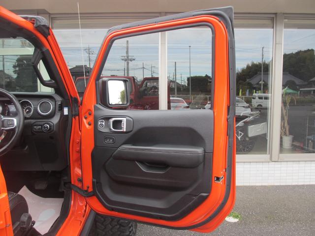 ジープ・ラングラーアンリミテッド サハラ ローンチエディション ロッククローラーRRDリフトUP/METHOD17AW/NITTO40インチタイヤ/Flowmasterマフラー/純正ソナー対応ポイズン前後バンパー/ロックレール/オバフェン/ドラレコ/黒革/ラテラル(54枚目)